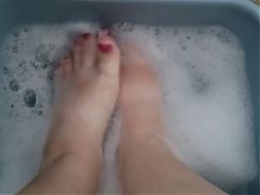 BBW Feet Play in Bath and Bubbles