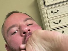 Choked by smelly feet 